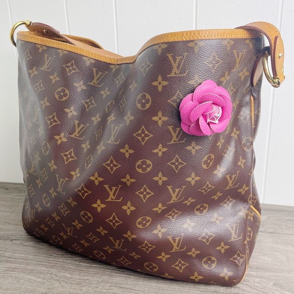 Camellia Flower Vegan Leather Magnetic Bag Charm - Picture 2 of 9